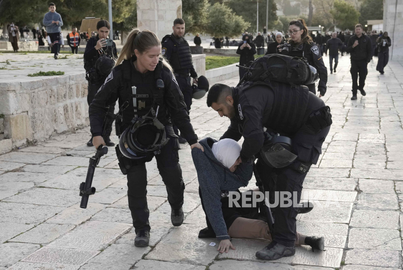  Polisi Israel menangkap seorang wanita Palestina di kompleks Masjid Al-Aqsa setelah penggerebekan di situs di Kota Tua Yerusalem pada bulan suci Ramadhan, Rabu (5/4/2023).