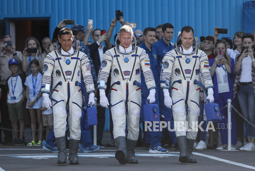 Dari kiri, astronot NASA Frank Rubio, kosmonot Roscosmos Sergey Prokopyev dan Dmitri Petelin, anggota kru utama ekspedisi ke Stasiun Luar Angkasa Internasional (ISS), berjalan sebelum peluncuran kapal luar angkasa Soyuz MS-22 di kosmodrom Baikonur yang disewa Rusia , Kazakstan, Rabu, 21 September 2022. Badan Penerbangan dan Antariksa AS (NASA) telah melakukan banyak hal di tahun 2022. 