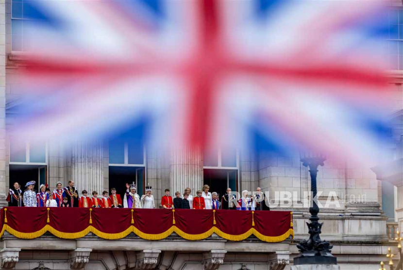Raja Inggris Charles III (tengah kiri) dan Ratu Camilla (tengah kanan) dengan anggota keluarga kerajaan berdiri di balkon Istana Buckingham setelah Penobatan mereka di London, Inggris, Sabtu (6/5/2023).