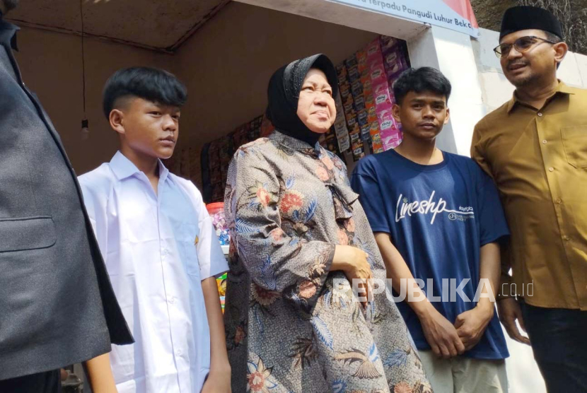 Menteri Sosial (Mensos) Tri Rismaharini mengunjungi anak yang merawat ibunya yang mengalami gangguan kejiwaan (ODGJ) di wilayah Kecamatan Tarogong Kaler, Kabupaten Garut, Senin (30/10/2023). 