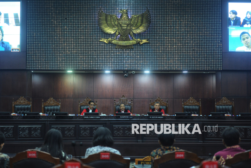 Ketua Mahkamah Konstitusi Suhartoyo bersama Hakim Anggota MK lainnya. (ilustrasi)