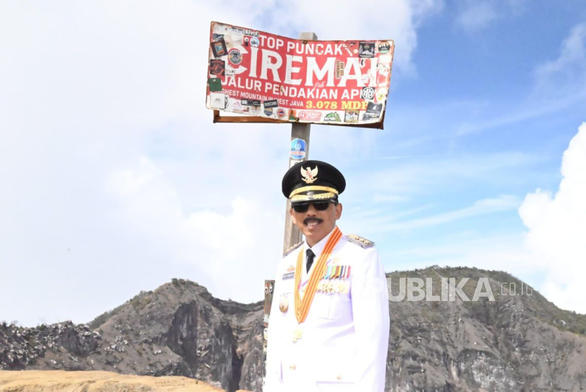 Iip Hidajat jadi Bupati Kuningan pertama yang berhasil mendaki puncak Gunung Ciremai, Senin (1/1/2024). 