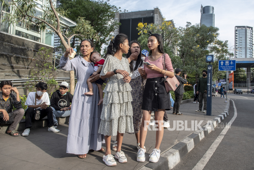 Warga berbincang di kawasan Taman Stasiun MRT Dukuh Atas, Jakarta Pusat, Kamis (14/7/2022), yang menjadi tongkrongan anak-anak SCBD.