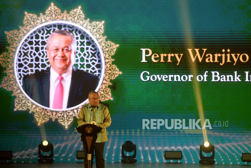 Gubernur Bank Indonesia Perry Warjiyo memberikan sambutan pembukaan Indonesia Sharia Economic Festival (ISEF) ke-10 tahun 2023, di Jakarta Convention Center, Jakarta, Kamis (26/10/2023). 