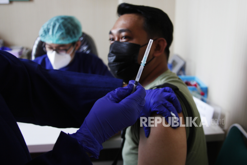 Petugas medis menyuntikan vaksin COVID-19  kepada penerima vaksin di Rumah Sakit PKU Muhammadiyah Solo, Jawa Tengah. ilustrasi