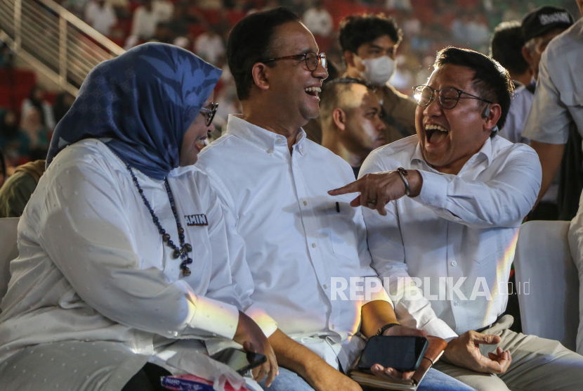 Calon presiden dan wakil presiden nomor urut 1, Anies Baswedan (tengah) dan Muhaimin Iskandar (kanan).