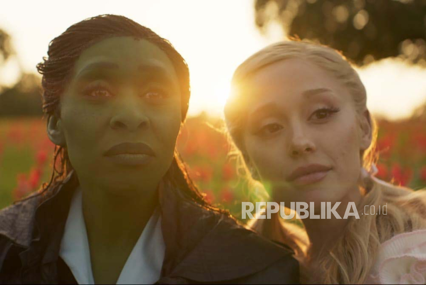 Foto adegan film Wicked yang dibintangi Ariana Grande dan Cynthia Erivo. Film Wicked memiliki skor fantastis yaitu 91 persen di situs Rotten Tomatoes.