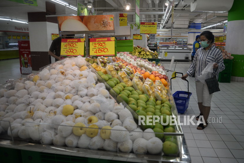 Pengunjung berbelanja di salah satu gerai hypermart di Jakarta, Senin (1/6). 