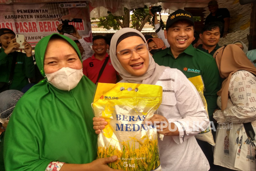 Bupati Indramayu, Nina Agustina, membagikan beras dalam kegiatan pasar beras murah di Pasar Jatibarang, Kecamatan Jatibarang, Kabupaten Indramayu, Rabu (22/2/2023).