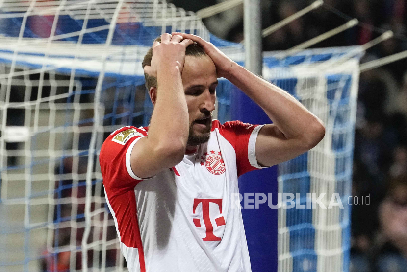 Striker Bayern Muenchen, Harry Kane, meluapkan ekspresi kecewanya.