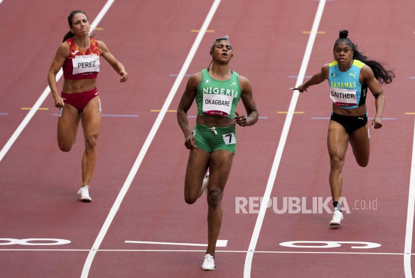 Blessing Okagbare (depan), dari Nigeria, saat memenangkan seri lari 100 meter putri di Olimpiade 2020, Jumat, 30 Juli 2021, di Tokyo, Jepang.