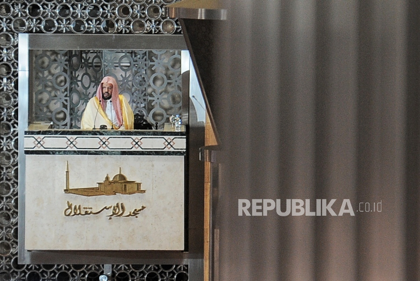 Imam Besar Masjid Nabawi Syekh Ahmad bin Ali Al Hudhaify menyampaikan khotbah jumat di Masjid Istiqlal, Jakarta, Jumat (11/10/2024). Dalam kunjungannya ke Indonesia, Imam Masjid Nabawi Syekh Ahmad bin Ali Al Hudhaify mengisi agenda khutbah jumat serta memimpin salat dihadapan ribuan jamaah di Masjid Istiqlal. Kunjungan ke Indonesia tersebut dalam rangka inisiatif Arab Saudi untuk mempererat hubungan diplomatik dan keagamaan dengan negara-negara islam, terutama Indonesia. Sebelumnya, dalam rangkaian kunjungannya, Syekh Ahmad bin Ali Al Hudhaify bertemu sejumlah pejabat tinggi negara, ormas islam serta lembaga pendidikan islam.