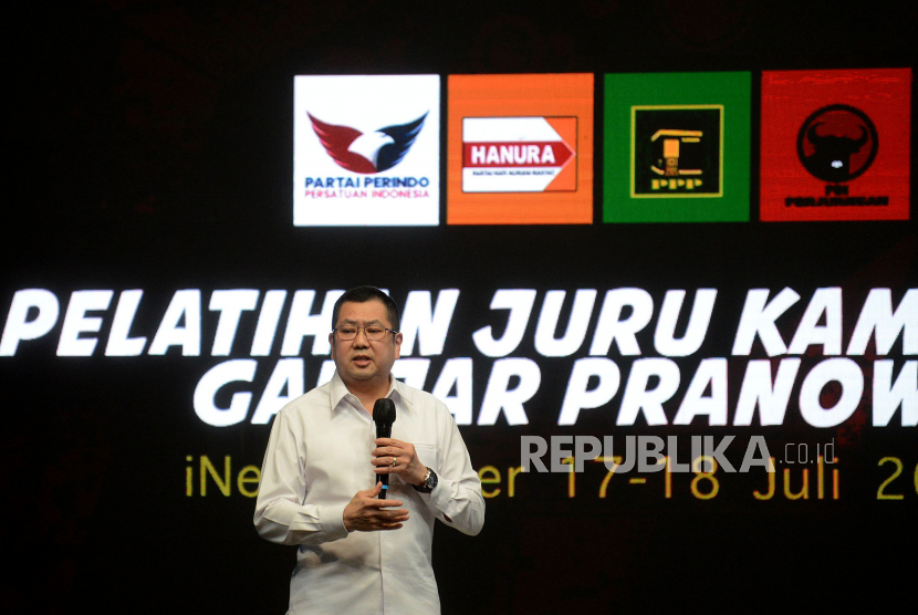 Ketua Umum Partai Perindo Hary Tanoesoedibjo memberikan pembekalan dalam acara pelatihan juru kampanye Ganjar Pranowo di Jakarta, Selasa (18/7/2023). 