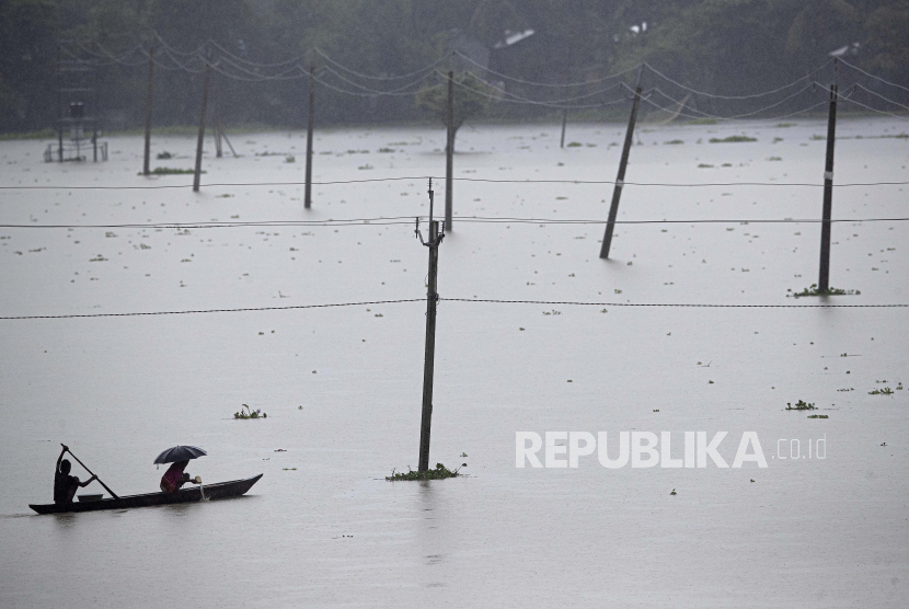Sejumlah warga menaiki perahu saat terjadi banjir di Assam, India, ilustrasi