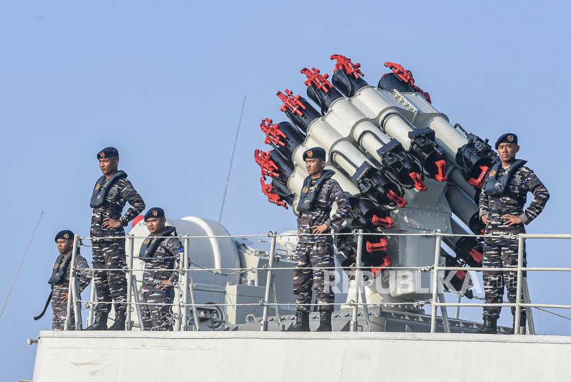 Prajurit TNI AL berjaga di kapal perang dalam simulasi latihan bersama (ilustrasi).