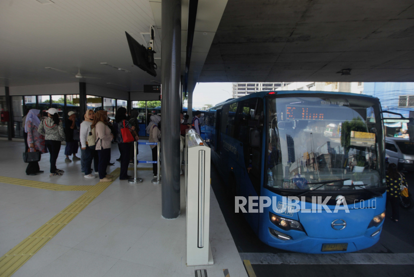 Penumpang saat akan menaiki bus Transjakarta. Dishub DKI sebut fasilitas bagasi belum diperlukan dalam Transjakarta bandara.