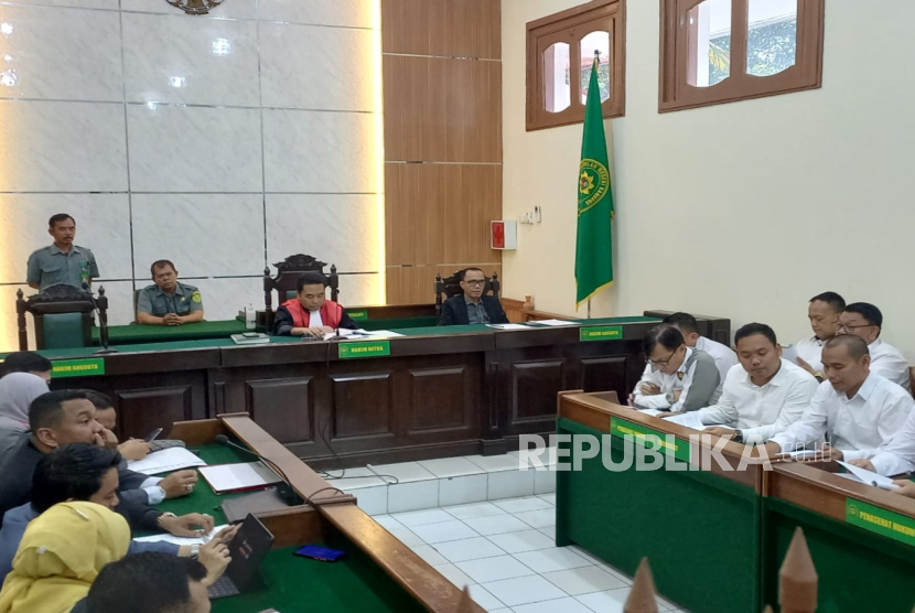 Tim kuasa hukum Polda Jabar tengah memberikan jawaban atas gugatan kuasa hukum Pegi Setiawan di PN Bandung, Selasa (2/7/2024). 