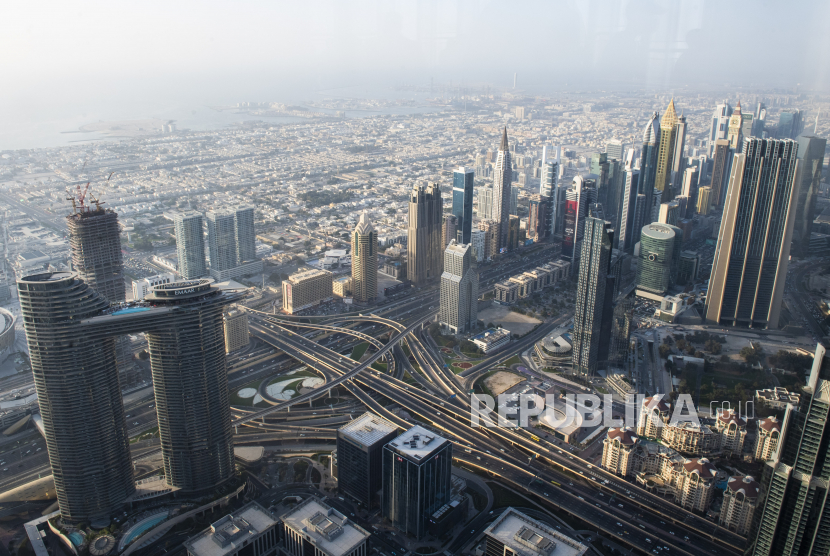 Suasana Kota Dubai terlihat dari gedung Burj Khalifa, Kota Dubai, Uni Emirat Arab, Senin (14/3/2022). Timur Tengah dan Afrika (MEA) telah menjadi wilayah dengan pertumbuhan tercepat untuk investasi asing langsung (FDI) sejak 2019. 