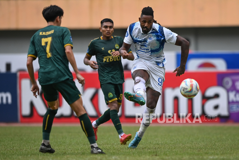 Pesepak bola PSIS Semarang Carlos Fortes (kanan) menembakkan bola ke arah gawang Persikabo Bogor dalam laga lanjutan putaran pertama Liga 1 2023-2024 di Stadion Wibawa Mukti, Cikarang, Kabupaten Bekasi, Jawa Barat, Jumat (20/10/2023). PSIS menang dengan skor 3-2 dalam pertandingan itu. 