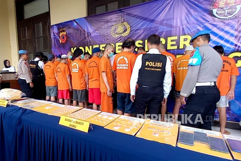 Para tersangka kasus narkoba diperlihatkan saat konferensi pers pengungkapan kasus di Markas Polrestabes Bandung, Kota Bandung, Jawa Barat, Kamis (4/5/2023).