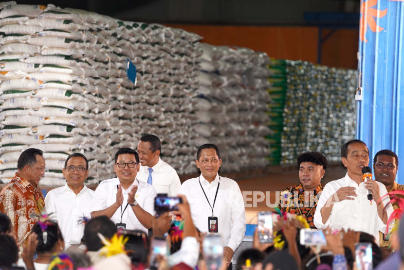 Presiden Joko Widodo bersama Dirut Bulog Budi Waseso dan Kepala Bapanas Arief Prasetyo Adi membagikan bantuan pangan beras ke masyarakat Biak, Papua. 