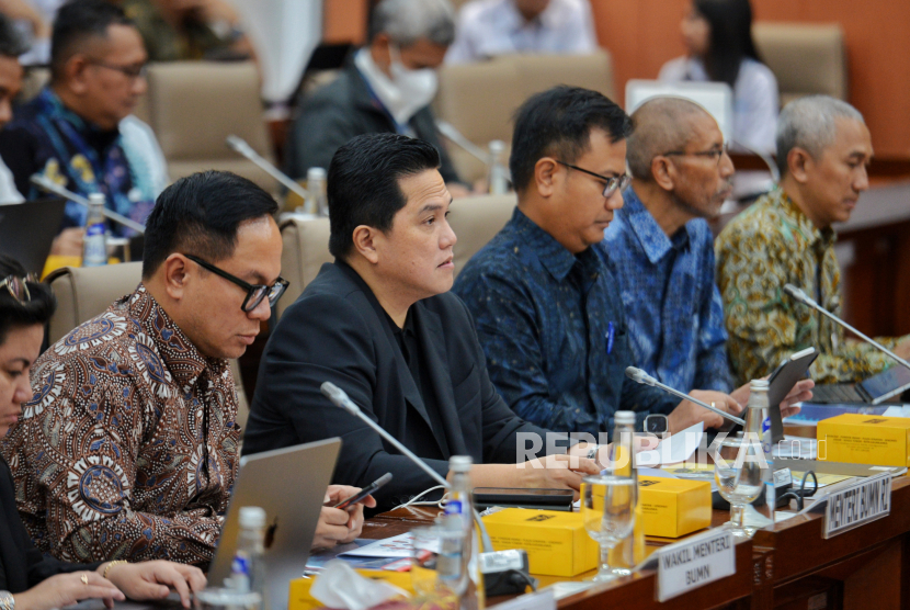 Menteri BUMN Erick Thohir (kedua kiri) didampingi Wakil Menteri BUMN Kartika Wirjoatmodjo (kiri) saat menghadiri rapat kerja bersama Komisi VI DPR RI, di Gedung Nusantara I, Kompleks Parlemen, Jakarta, Senin (4/12/2023). Rapat tersebut membahas tentang laporan dan evaluasi pelaksanaan kinerja BUMN tahun 2023, evaluasi capaian kinerja BUMN Tahun 2023 dan rencana aksi pembinaan BUMN tahun 2024.
