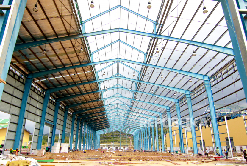 Pekerja menyelesaikan pembangunan pabrik Kereta api PT INKA di Kalipuro, Banyuwangi, Jawa Timur, Selasa (4/8/2020). PT Steadler INKA Indonesia (SII) mulai beroperasi pada Kamis (9/3/2023).