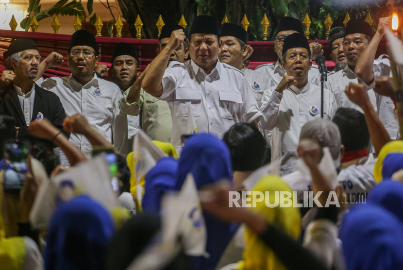 Capres Koalisi Indonesia Maju (KIM) Prabowo Subianto menyapa relawan Jagat Prabowo yang dipimpin Nusron Wahid di Jalan Kertanegara, Jakarta Selatan, Kamis (19/10/2023) malam WIB. 