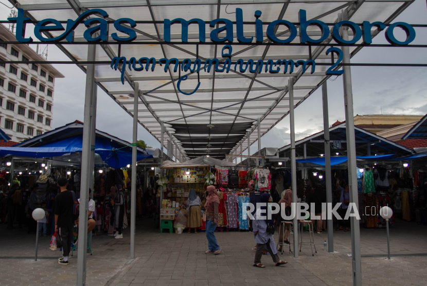 Wisatawan berjalan di kawasan Teras Malioboro 2, Danurejan, Yogyakarta, Rabu (9/3/2022). 
