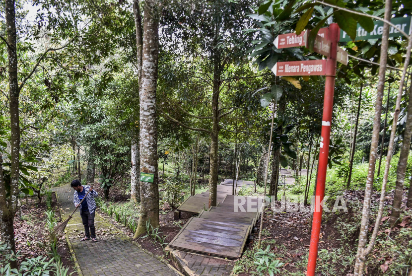 Petugas kebersihan beraktivitas di area Tebing Keraton, Ciburial, Kabupaten Bandung, Kamis (28/5). Pemerintah meminta agar pengelolaan Badan Layanan Umum (BLU) tidak dijadikan lahan bisnis.