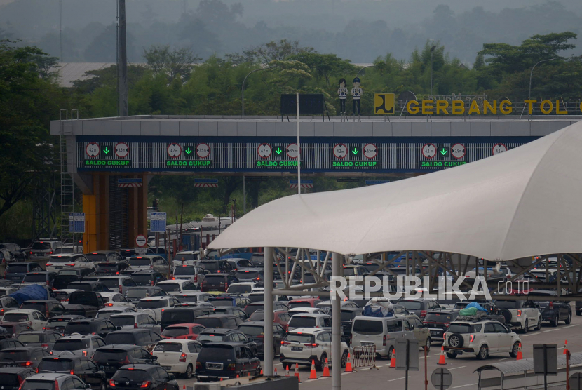Sejumlah kendaraan antre memasuki Gerbang Tol Cikampek Utama, Kabupaten Karawang, Jawa Barat, Kamis (28/4/2022).