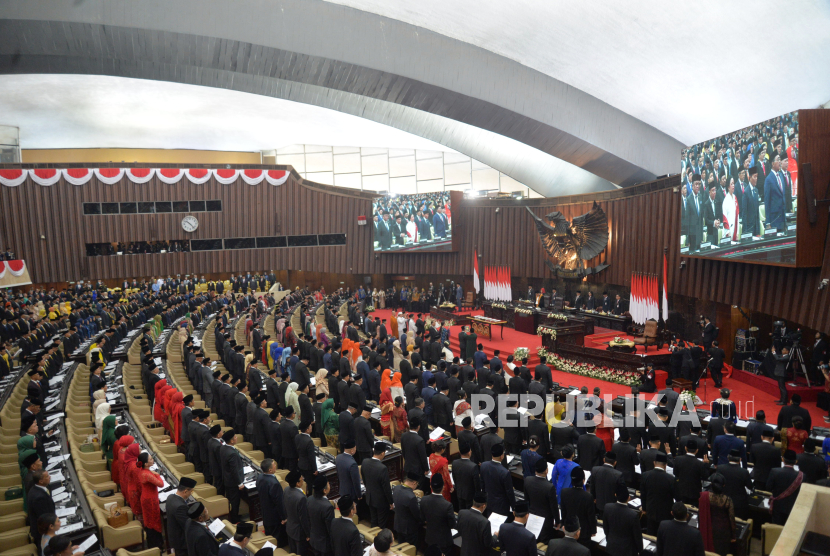 Sejumlah anggota dewan mengucapkan sumpah/janji saat sidang awal masa jabatan anggota MPR/DPR/DPD RI Periode 2024-2029 di Ruang Sidang Paripurna, Kompleks Parlemen, Senayan, Selasa (1/10/2024). Sidang awal masa jabatan anggota MPR/DPR/DPD RI Periode 2024-2029 tersebut beragenda pembacaan sumpah atau janji anggota MPR/DPR/DPD RI  Periode 2024-2029. Sebanyak 580 anggota DPR dan 152 anggota DPD resmi dilantik dan diambil sumpah jabatannya untuk masa bakti 2024-2029.