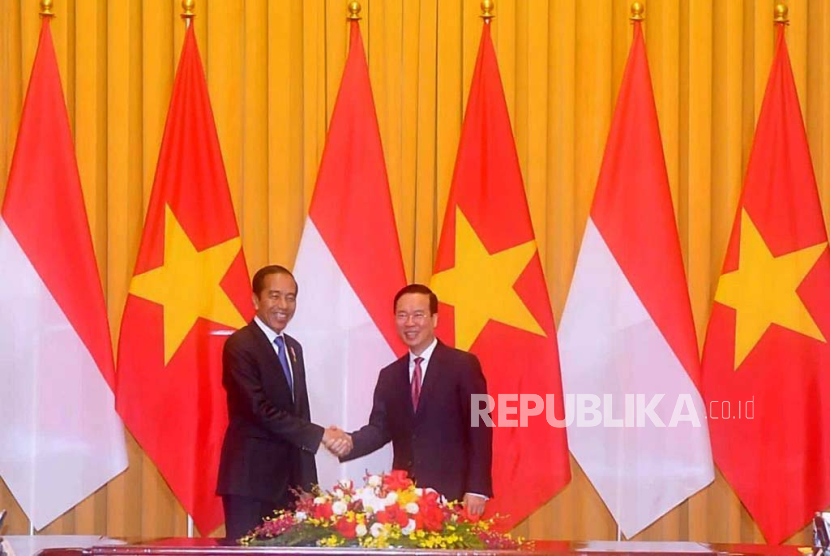 Presiden Joko Widodo saat melakukan pertemuan bilateral dengan Presiden Vietnam Vo Van Thuong di Istana Kepresidenan, Hanoi, Vietnam, Jumat (12/1/2024).