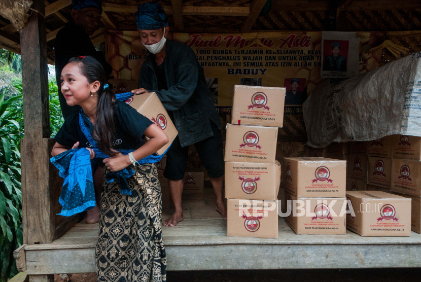 Warga Suku Baduy Luar mendapatkan bantuan sembako di Desa Kanekes, Lebak, Banten, Senin (29/6/2020). Polri memberikan bantuan sembako sebanyak 4.300 paket untuk membantu warga suku pedalaman Baduy suku yang terdampak pandemi COVID-19 akibat sepinya kunjungan pariwisata di suku tersebut dalam rangka menyambut HUT ke-74 Bhayangkara. ANTARA FOTO/Muhammad Bagus Khoirunas/wsj.