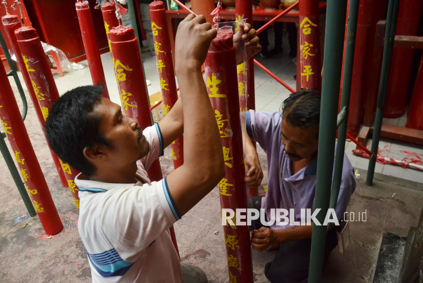 Persiapan lilin Imlek di Vihara Dharma Ramsi, Kota Bandung, Jumat (24/1/2025). Kegiatan tahunan itu dilakukan secara gotong royong oleh umat Konghucu dan etnis Tionghoa untuk menyambut Hari Raya Imlek 2575 yang jatuh pada 29 Januari 2025.