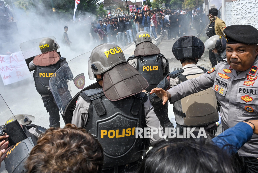 Sejumlah polisi memadamkan api saat unjuk rasa di depan Gedung DPRD NTB di Mataram, NTB, Rabu (27/8/2025). Ribuan pengunjukrasa yang tergabung dalam Aliansi Mahasiswa dan Rakyat NTB dalam orasinya menolak rancangan KUHAP, Indonesia sold out, tolak eksploitasi Gunung Rinjani dan juga mengeritisi soal pendidikan, pejabat yang berfoya-foya di tengah kesusahan masyarakat dan maraknya pajak yang dibebankan ke masyarakat.