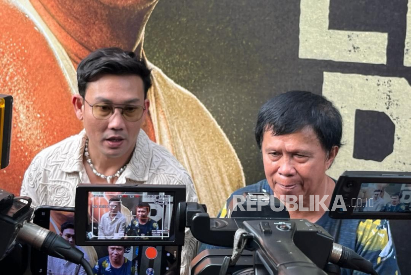 Aktor Denny Sumargo (Densu) dan mantan petinju Ellyas Pical dalam jumpa pers series Ellyas Pical di Kantor Falcon Pictures, Jakarta Selatan, Selasa (12/3/2024). 