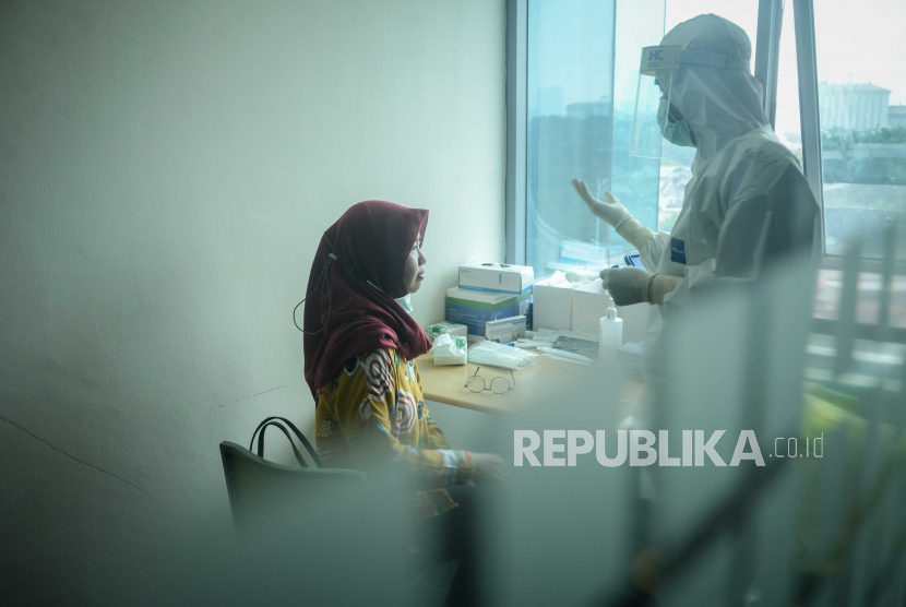 Wanita melakukan tes usap Polymerase Chain Reaction (PCR) di Rumah Sakit Pusat Pertamina, Jakarta. Hingga pekan ketiga November 2020, kapasitas tes spesimen di Indonesia mencapai 88,66 persen dari target yang diberikan Badan Kesehatan Dunia (WHO).