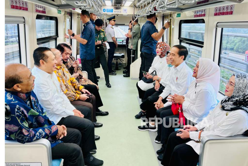Presiden Joko Widodo dan Ibu Iriana menggunakan LRT dari Stasiun LRT Harjamukti, Depok menuju Stasiun Cawang, Jakarta, Senin, (28/82023). Presiden Jokowi berharap LRT Jabodebek bisa mengurangi macet.