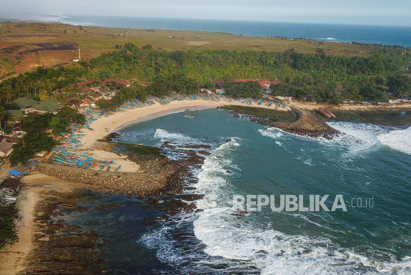 Foto udara kawasan wisata Pantai Rancabuaya, Kabupaten Garut, Jawa Barat, Sabtu (5/8/2023). 