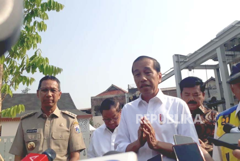 Presiden Jokowi saat meresmikan Sodetan Ciliwung di Inlet Sodetan Ciliwung, Jatinegara, Jakarta Timur, Senin (31/7/2023).