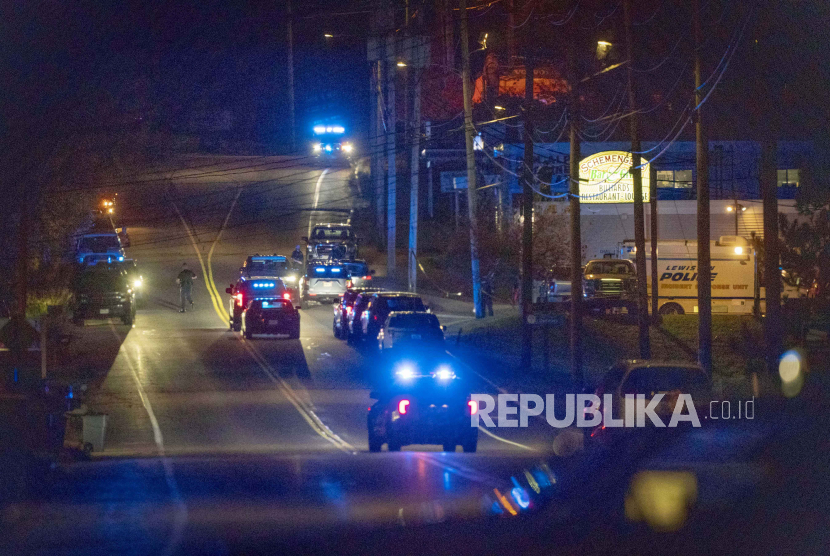 Ratusan polisi menyisir Kota Lewiston dan wilayah lain di Negara Bagian Maine untuk mencari seorang pria terkait penembakan massal di sebuah bar dan arena bowling