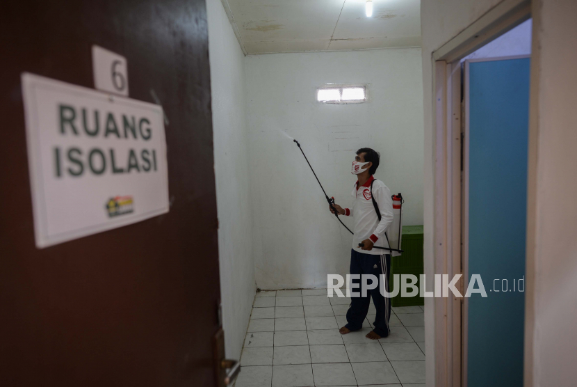 Warga menyemprotkan cairan disinfektan di indeskos yang dijadikan ruangan isolasi mandiri untuk warga di Jalan Poncol RW 05, Kuningan Barat, Jakarta, Jumat (28/8). Tingkat keterisian tempat tidur di unit perawatan intensif (ICU) seluruh rumah sakit rujukan dan non-rujukan Covid-19 di DKI Jakarta tembus 77 persen.