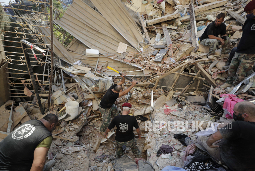  Tentara Lebanon mencari korban setelah ledakan besar di Beirut, Lebanon, Rabu, 5 Agustus 2020.