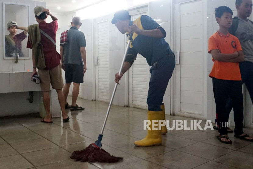 Petugas sedang membersihkan toilet di Rest Area Travoy 207A ruas Palimanan-Kanci (Palikanci), Kamis (20/4/2023).