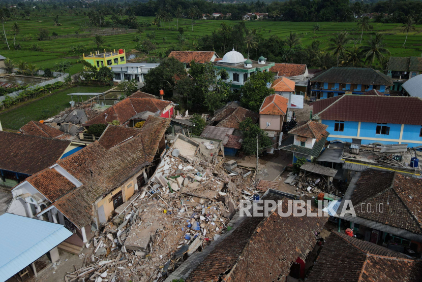 Bangunan pesantren yang roboh di Kampung Kadudampit, Rancagoong, Cianjur, Jawa Barat, Selasa (22/11/2022). Seorang penyintas gempa Cianjur rela menerjang reruntuhan untuk menyelamatkan anaknya.