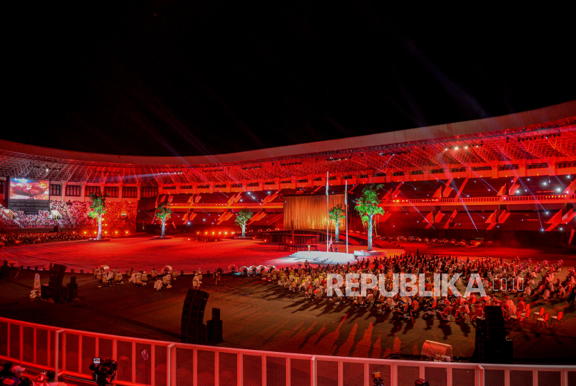 Suasana Upacara Pembukaan PON XX Papua di stadion Lukas Enembe, Kompleks Olahraga Kampung Harapan, Distrik Sentani Timur, Kabupaten Jayapura Papua, Sabtu (2/10). Presiden Republik Indonesia Joko Widodo resmi membuka gelaran PON Papua yang berlangsung hingga 15 Oktober 2021 mendatang. PON Papua mempertandingkan 56 cabang olahraga dengan diikuti sebanyak 6.442 atlet. Republika/Thoudy Badai