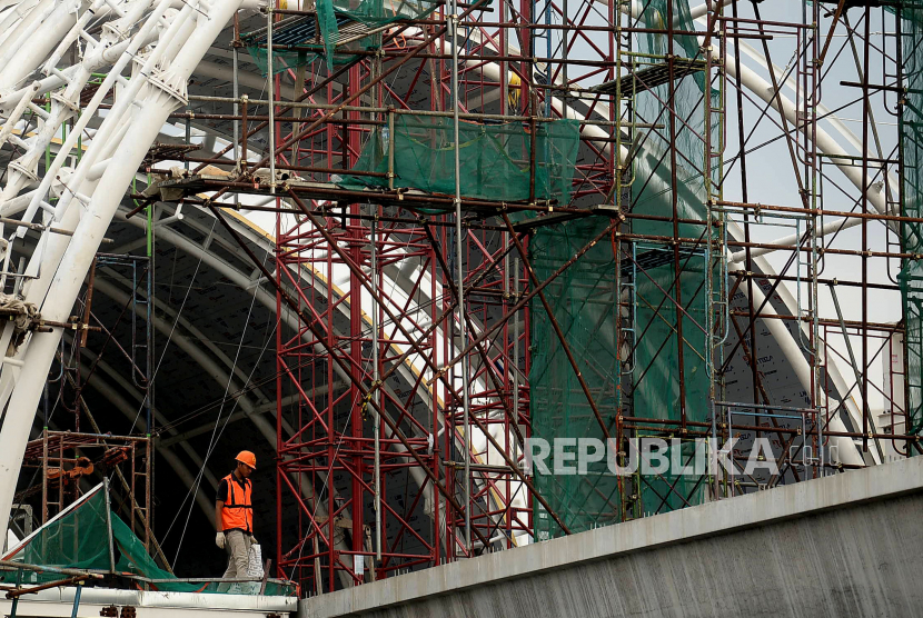 LRT Jabodebek akan Dioperasikan tanpa Masinis. Foto pekerja menyelesaikan proyek pembangunan LRT Jabodetabek di Jakarta, Jumat (9/10). -ilustrasi-