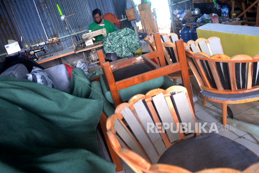 Pekerja mengerjakan pesanan kursi tamu di Ndimoro Jok, Bantul, Yogyakarta, Selasa (8/2/2022). Di sini merupakan tempat pengerjaan furniture dari beberapa penjual bahkan eksportir. Harga yang ditawarkan juga mengikuti keinginan pembeli, mulai Rp 1,5 juta hingga Rp 13 juta tergantung bahan dan kualitas.
