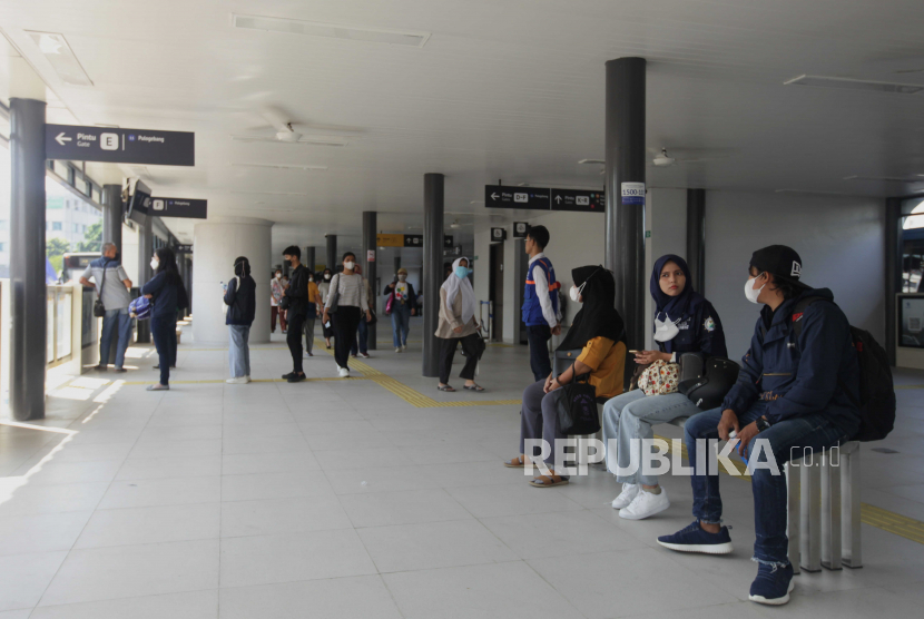 Penumpang menunggu kedatangan bus Transjakarta di Halte Transjakarta Kampung Melayu, Jakarta, Kamis (20/7/2023). Ada saja orang asing yang mengajak berkenalan dan tanya hal pribadsaat di ruang publik.